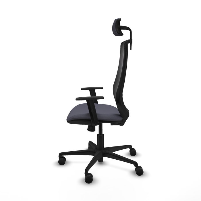 Silla de oficina Mardos con mecanismo Sincro tapizada con Tela color Gris oscuro y malla color Negro. Equipada con lumbar 1D, Brazos 1D, Cabecero 2D y Ruedas 65mm nailon