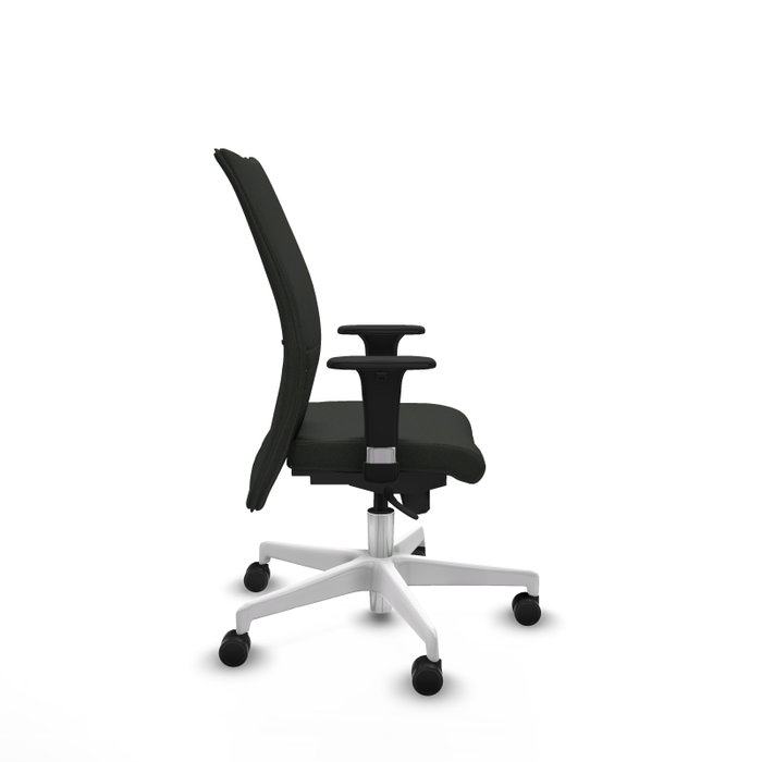Silla Albacete confidente con mecanismo Sincro tapizada con Tela color Negro. Equipada con Base poliamida blanca, Brazos 1D y Ruedas 65mm nailon