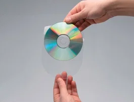 Q-connect Funda Autoadhesiva para CD/DVD de Polipropileno Transparente con Solapa - Pack 10 Unidades - Almacenamiento y Conservación de Discos