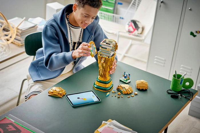 LEGO Trofeo Oficial de la Copa Mundial de la FIFA 43020 - Set de Construcción para Adultos de 2842 Piezas, Réplica del Trofeo con Compartimento Oculto y Minifigura