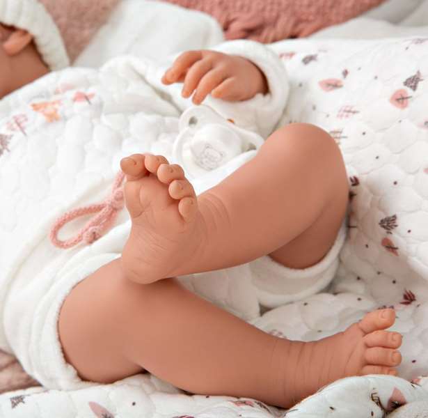 Muñecas Arias Muñeco Elegance Andie con Saquito (Muñeco de Peso) 40 cm Cuerpo Blando, Edad Mínima Recomendada 3 Años Muñecas Arias Muñeco Elegance Andie con Saquito (Muñeco de Peso) 40 cm Cuerpo Blando, Edad Mínima Recomendada 3 Años