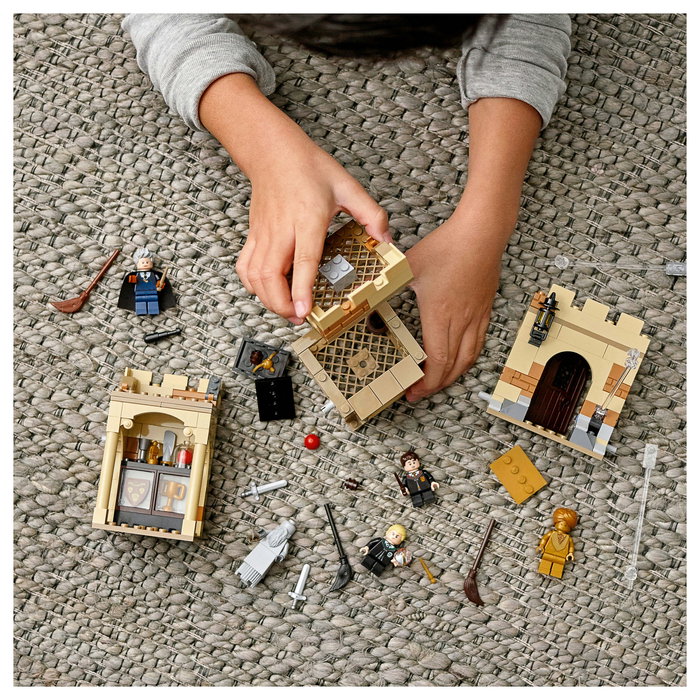 LEGO Harry Potter Hogwarts: Primera Lección de Vuelo 76395 Set de Construcción con 4 Mini Figuras, 264 Piezas, para 7 Años o Más