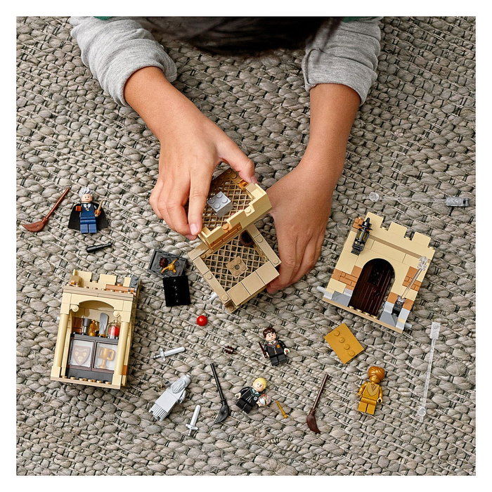 LEGO Harry Potter Hogwarts: Primera Lección de Vuelo 76395 Set de Construcción con 4 Mini Figuras, 264 Piezas, para 7 Años o Más