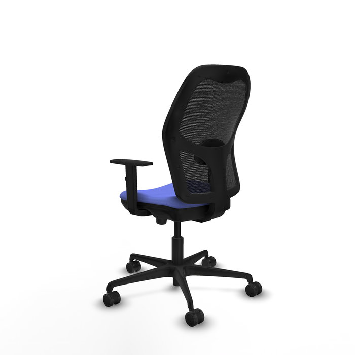 Silla de oficina Jorquera con mecanismo Sincro/Traslack tapizada con Tela color Azul claro y malla color Negro. Equipada con lumbar 1D, Brazos 1D y Ruedas 65mm nailon
