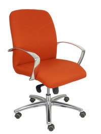 Silla Caudete confidente con mecanismo Basculante avanzado tapizada con Tela color Naranja oscuro. Equipada con Base aluminio, Brazos fijos y Ruedas de parqué