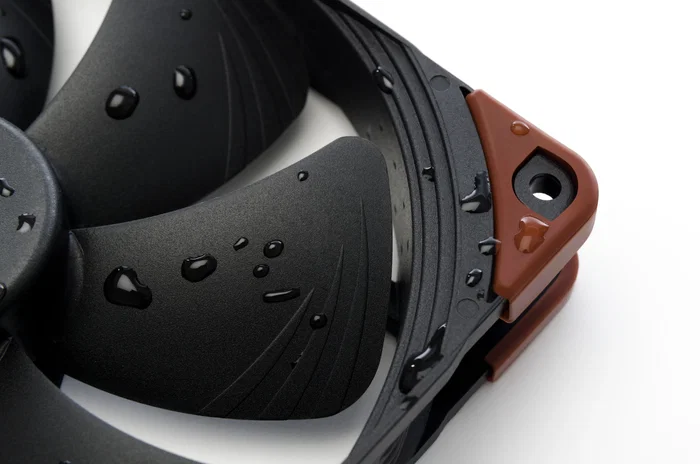 Noctua NF-A14 INDUSTRIALPPC-2000 IP67 PWM Ventilador para Caja de PC 140mm, 2000 RPM, Negro/Marrón