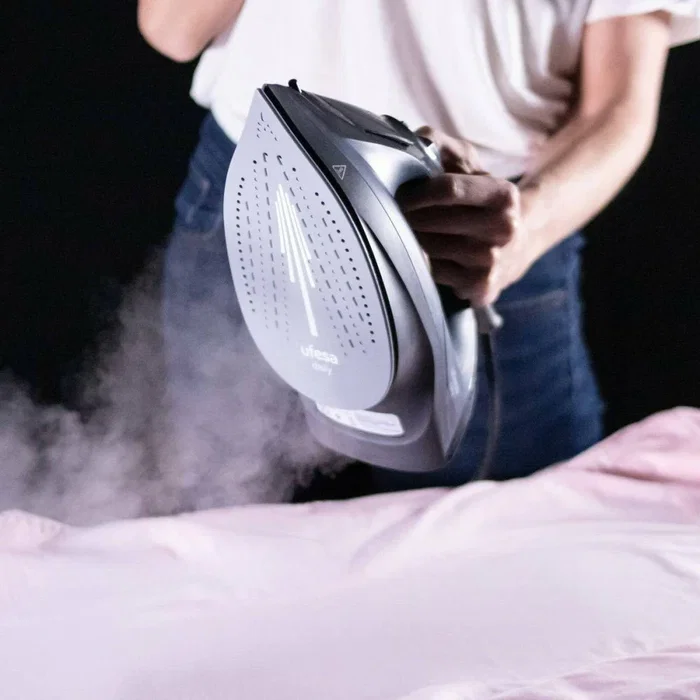 Ufesa PV1100C Daily Plancha a Vapor Ligera de 1 kg, Color Negro, con Función Espray y Piloto de Temperatura