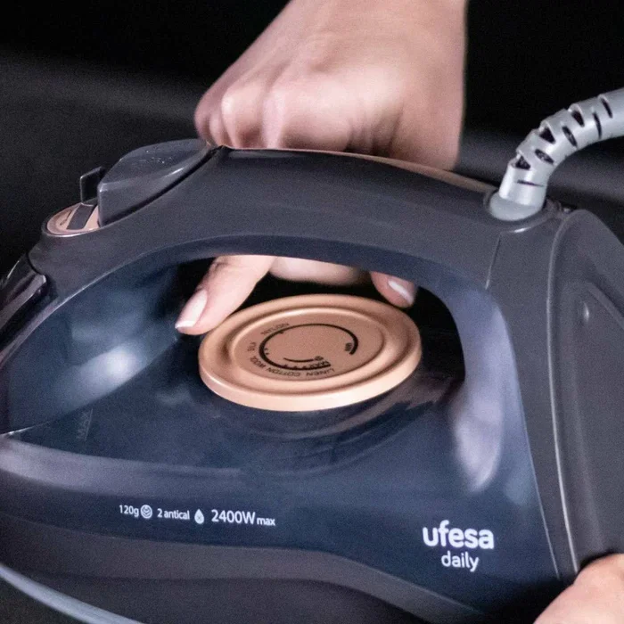 Ufesa PV1100C Daily Plancha a Vapor Ligera de 1 kg, Color Negro, con Función Espray y Piloto de Temperatura