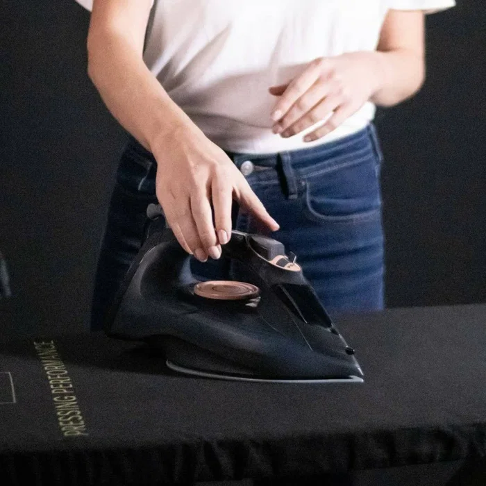 Ufesa PV1100C Daily Plancha a Vapor Ligera de 1 kg, Color Negro, con Función Espray y Piloto de Temperatura