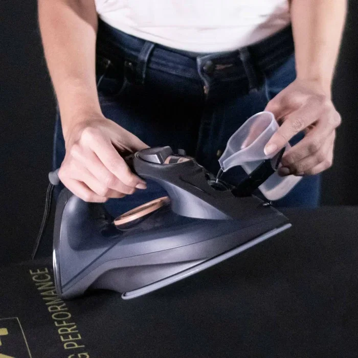 Ufesa PV1100C Daily Plancha a Vapor Ligera de 1 kg, Color Negro, con Función Espray y Piloto de Temperatura