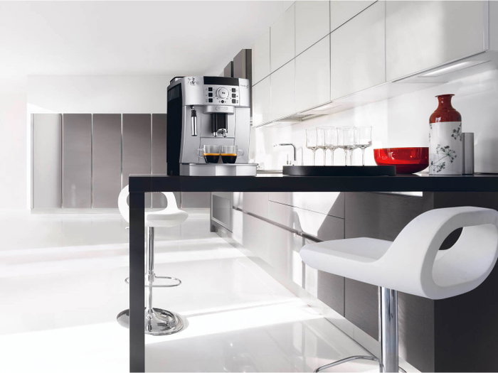De'Longhi Magnifica S ECAM 22.110.SB Plata y Negro