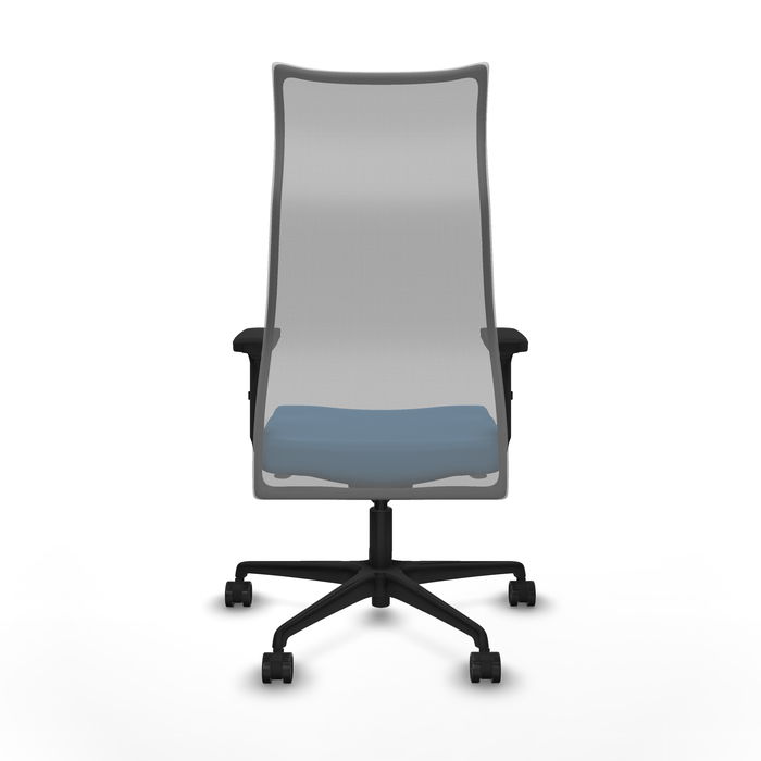 Sillón Albacete con mecanismo Sincro tapizada con Similpiel color Azul claro y malla color Gris. Equipado con Base nailon negra, Brazos 2D y Ruedas 65mm nailon