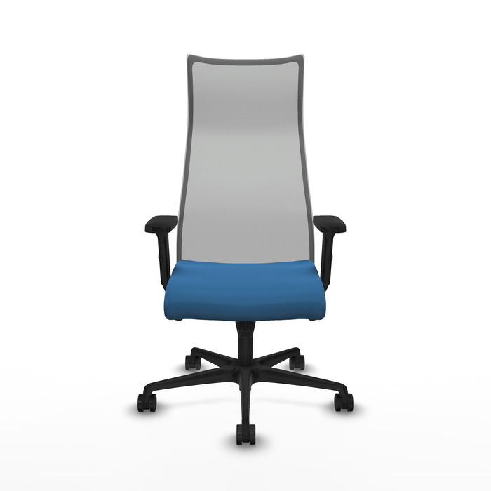 Sillón Albacete con mecanismo Sincro tapizada con Similpiel color Azul claro y malla color Gris. Equipado con Base nailon negra, Brazos 2D y Ruedas 65mm nailon