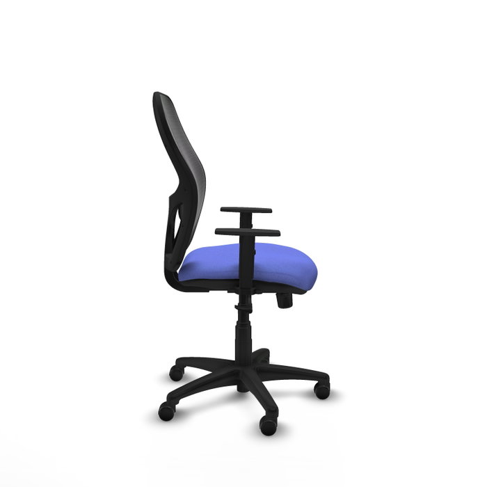 Silla de oficina Alocén con mecanismo Sincro tapizada con Tela color Azul claro y malla color Negro. Equipada con lumbar 1D, Brazos 1D y Ruedas de parqué