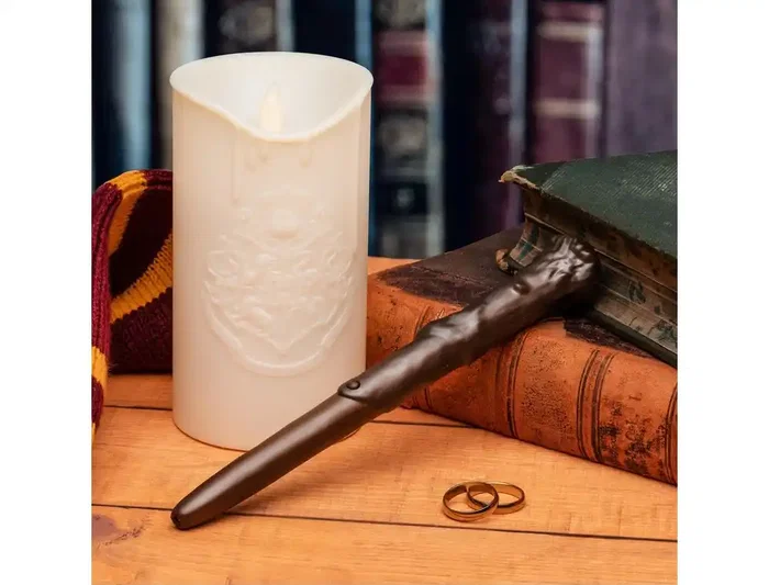 Wondee - Lámpara Harry Potter con Varita Mágica, Luz de Vela que se Enciende/Apaga con Movimiento, Decoración Hogwarts con Escudo, para Colección o Dormitorio Wondee - Lámpara Harry Potter con Varita Mágica, Luz de Vela que se Enciende/Apaga con Movimiento, Decoración Hogwarts con Escudo, para Colección o Dormitorio