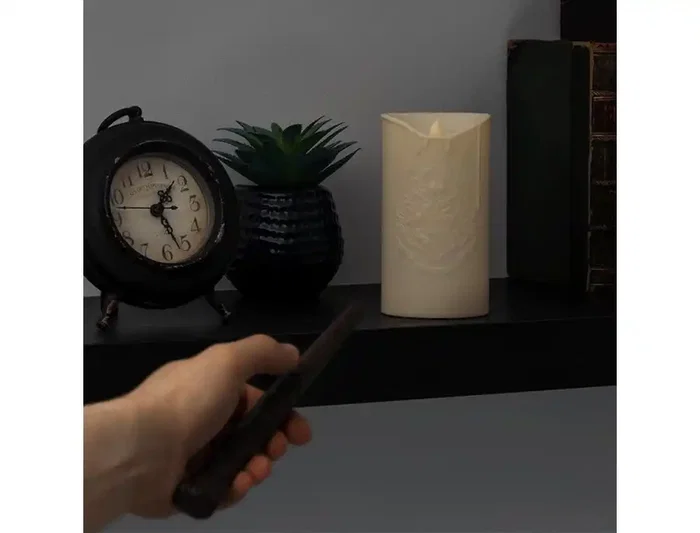 Wondee - Lámpara Harry Potter con Varita Mágica, Luz de Vela que se Enciende/Apaga con Movimiento, Decoración Hogwarts con Escudo, para Colección o Dormitorio Wondee - Lámpara Harry Potter con Varita Mágica, Luz de Vela que se Enciende/Apaga con Movimiento, Decoración Hogwarts con Escudo, para Colección o Dormitorio