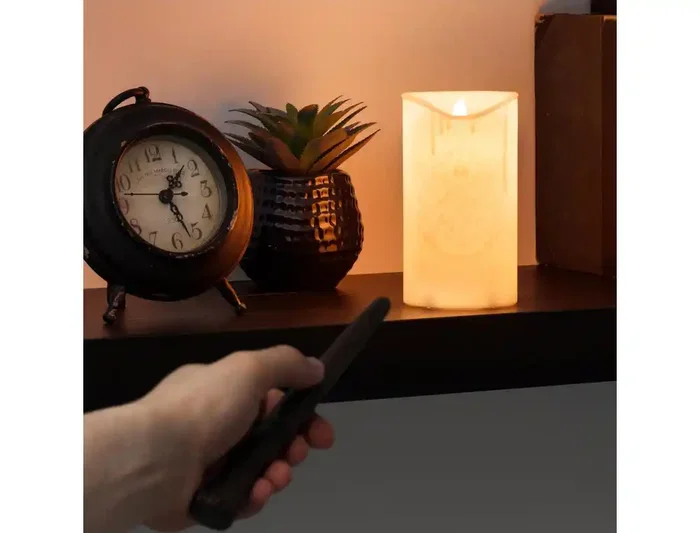 Wondee - Lámpara Harry Potter con Varita Mágica, Luz de Vela que se Enciende/Apaga con Movimiento, Decoración Hogwarts con Escudo, para Colección o Dormitorio Wondee - Lámpara Harry Potter con Varita Mágica, Luz de Vela que se Enciende/Apaga con Movimiento, Decoración Hogwarts con Escudo, para Colección o Dormitorio