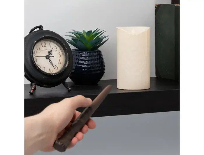 Wondee - Lámpara Harry Potter con Varita Mágica, Luz de Vela que se Enciende/Apaga con Movimiento, Decoración Hogwarts con Escudo, para Colección o Dormitorio Wondee - Lámpara Harry Potter con Varita Mágica, Luz de Vela que se Enciende/Apaga con Movimiento, Decoración Hogwarts con Escudo, para Colección o Dormitorio