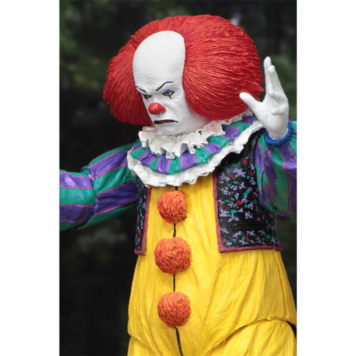 NECA Figura Ultimate Pennywise (It 1990) 18cm con Cabezas, Manos, Generador de Ruido, Globos y Bote