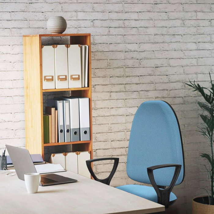 Silla de oficina Aýna con mecanismo Contacto permanente básico tapizada con Tela color Verde petróleo. Equipada con Base poliamida negra, Brazos fijos y Ruedas autofrenantes