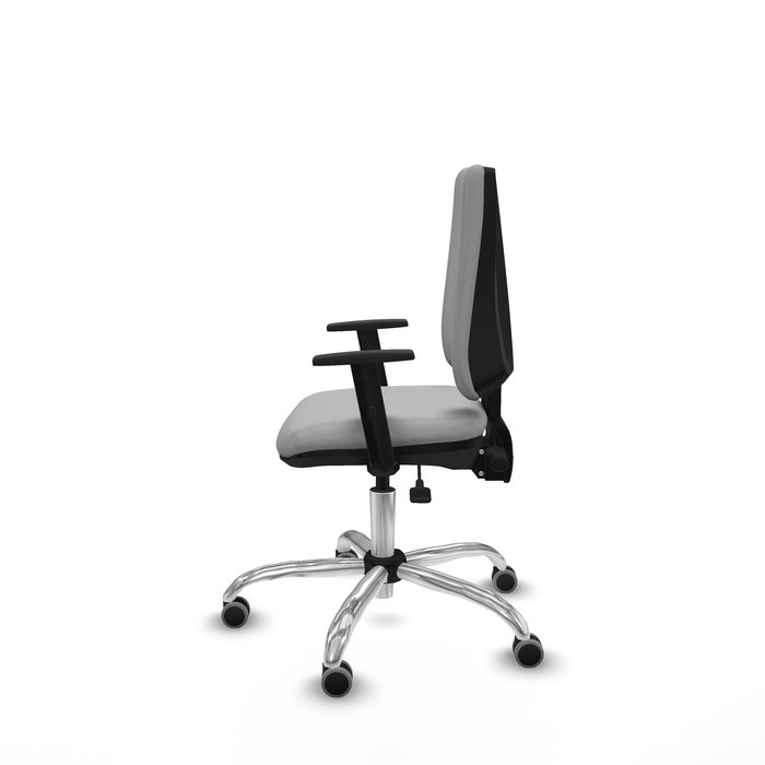 Silla de oficina Elche con mecanismo Asincro tapizada con Tela color Gris claro. Equipada con Base cromada, Brazos 1D y Ruedas 65 mm parqué