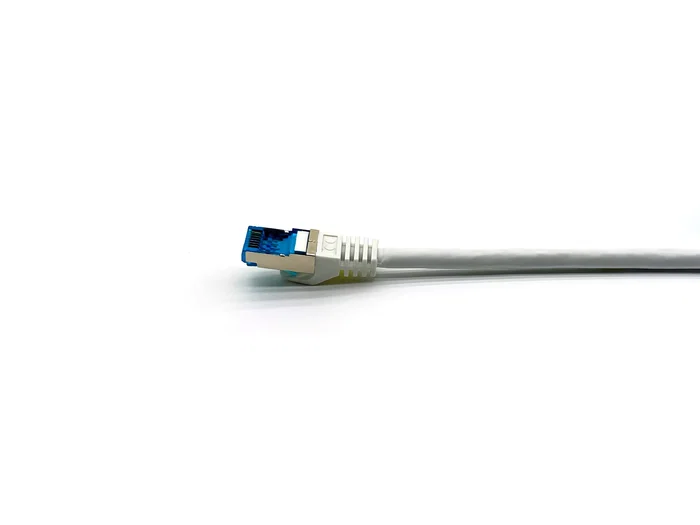 Equip 605807 - Cable Patch Cat6a 0,5 m S/FTP (S-STP) - Para 10 Gigabit Ethernet - Conectores RJ45 Derecho y Angular Macho - Blanco - Compatible con PoE+