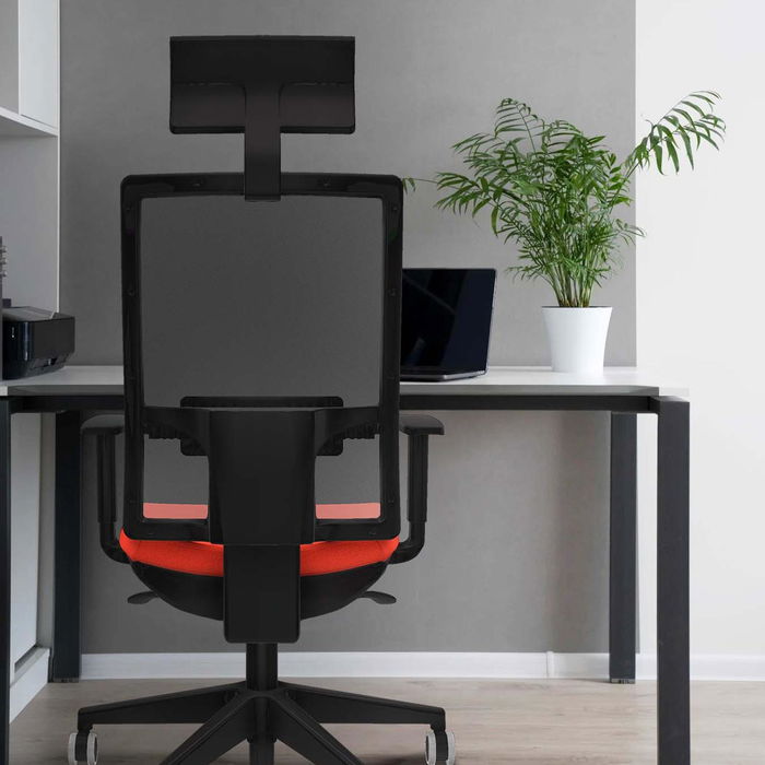 Silla de oficina Horna con mecanismo Sincro tapizada con Tela color Gris oscuro y malla color Blanco. Equipada con lumbar 1D, Brazos 1D, Cabecero Fijo y Ruedas 65 mm parqué