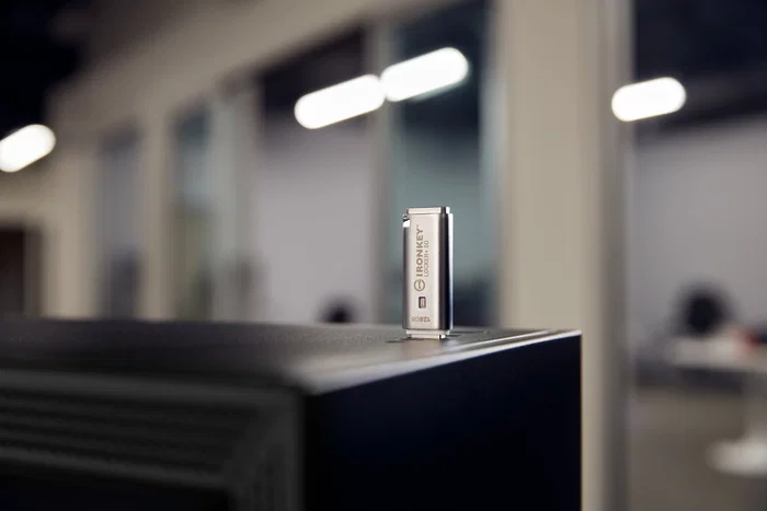 Kingston IronKey Locker+ 50 IKLP50/128GB - Pendrive USB 3.2 Gen 1 (USB-A) 128 GB, Cifrado Hardware AES-256, FIPS 197, Metal, Plata