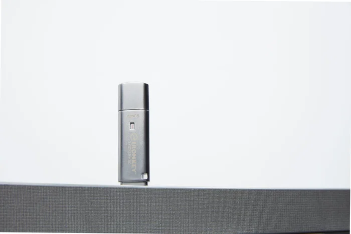 Kingston IronKey Locker+ 50 IKLP50/128GB - Pendrive USB 3.2 Gen 1 (USB-A) 128 GB, Cifrado Hardware AES-256, FIPS 197, Metal, Plata