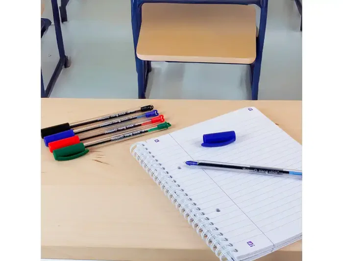 Pelikan Bolígrafo Hang Stick Azul con tinta de aceite, trazo 0.4 mm, empuñadura ergonómica triangular y gancho para colgar