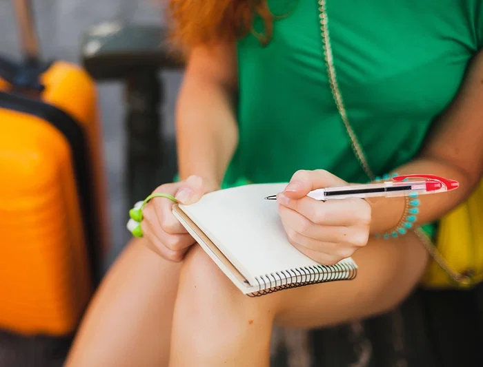 Q-connect Bolígrafo Delta Rojo, Tinta de Aceite, Sujeción de Caucho, Capuchón, Punta Media 1 mm, Trazo 0,7 mm