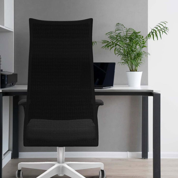 Sillón Albacete con mecanismo Sincro tapizada con Similpiel color Gris claro y malla color Negro. Equipado con Base poliamida blanca, Brazos 1D y Ruedas 65 mm parqué