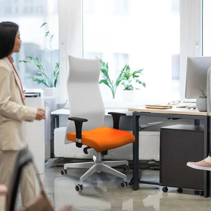 Sillón Albacete con mecanismo Sincro tapizada con Similpiel color Gris claro y malla color Negro. Equipado con Base poliamida blanca, Brazos 1D y Ruedas 65 mm parqué