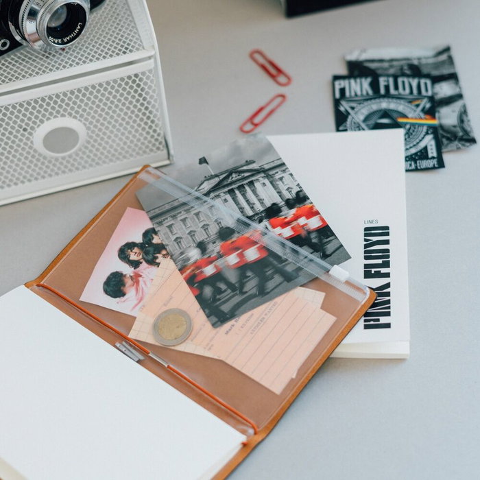 ERIK Cuaderno de Viaje Pink Floyd 19,5x12cm, 2 Cuadernillos 80 Hojas, Bolsillo Tarjetas, Cierre Banda Elástica