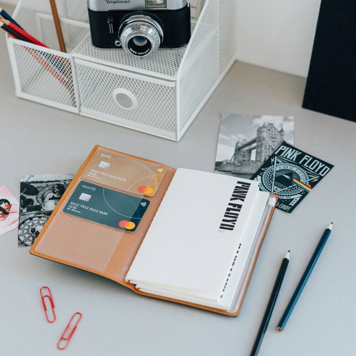 ERIK Cuaderno de Viaje Pink Floyd 19,5x12cm, 2 Cuadernillos 80 Hojas, Bolsillo Tarjetas, Cierre Banda Elástica