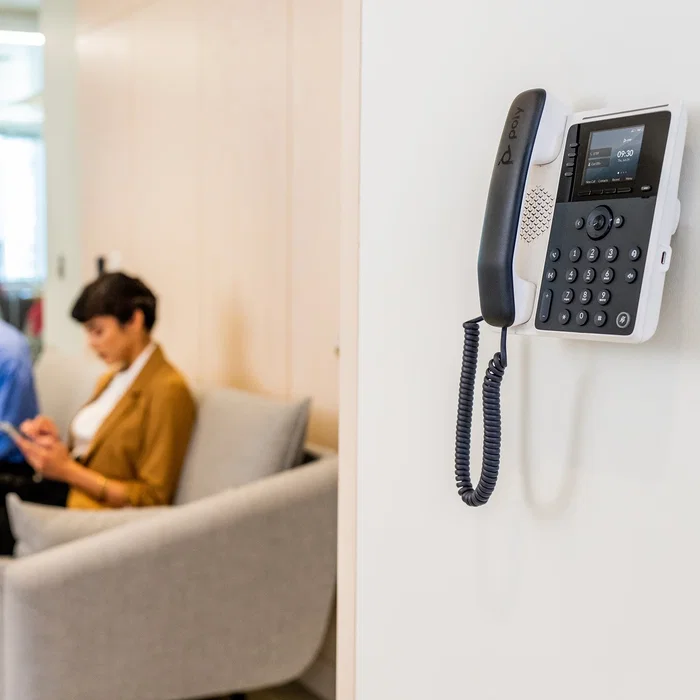 HP Poly Edge E100 Teléfono IP de escritorio, color Negro, pantalla IPS de 2.8", con tecnología HD Voice, NoiseBlockAI, PoE (Alimentación por Ethernet) y NFC