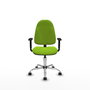 Silla de oficina Algarra con mecanismo Contacto permanente básico tapizada con Similpiel color Pistacho. Equipada con Base cromada, Brazos 1D y Ruedas de parqué