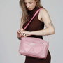 Barbie Bolso Bandolera Fashion Travel Rosa - Compartimento Principal y Bolsillo Frontal con Imán, Forro Interior con Cremallera, Dimensiones 10 x 31 x ସ.
