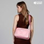 Barbie Bolso Bandolera Fashion Travel Rosa - Compartimento Principal y Bolsillo Frontal con Imán, Forro Interior con Cremallera, Dimensiones 10 x 31 x ସ.