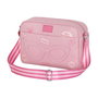 Barbie Bolso Bandolera Fashion Travel Rosa - Compartimento Principal y Bolsillo Frontal con Imán, Forro Interior con Cremallera, Dimensiones 10 x 31 x ସ.