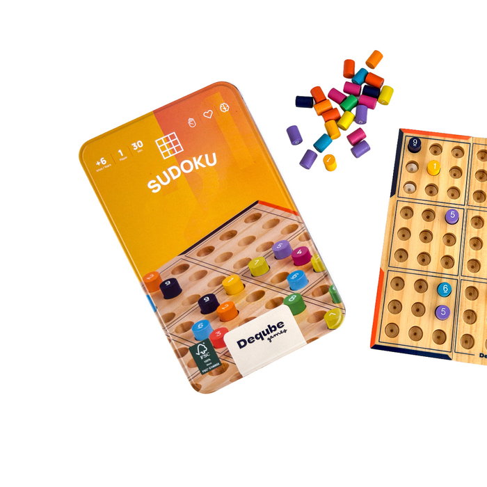 Deqube - Sudoku de madera FSC en caja metálica, juego de lógica para adultos y niños +5 años, idiomas: inglés, portugués, español - D00327