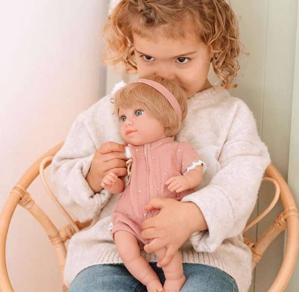 Muñecas Arias Elegance Sora Mariposa - Muñeca 35 cm, Edad 3+, Idioma Español Muñecas Arias Elegance Sora Mariposa - Muñeca 35 cm, Edad 3+, Idioma Español