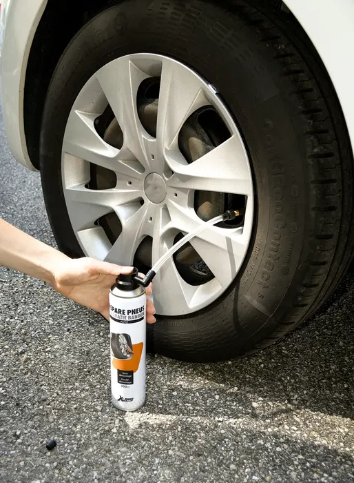 CARLINEA Spray Reparador de Neumáticos - 300 ml - Solución para Pinchazos con o sin Cámara Interior