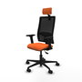 Silla de oficina Bormate con mecanismo Asincro tapizada con Tela color Naranja y malla color Negro. Equipada con lumbar 1D, Brazos 2D, Cabecero 2D y Ruedas 65mm nailon