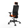 Silla de oficina Bormate con mecanismo Asincro tapizada con Tela color Naranja y malla color Negro. Equipada con lumbar 1D, Brazos 2D, Cabecero 2D y Ruedas 65mm nailon