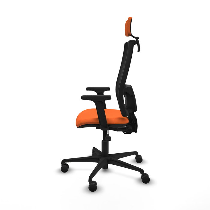 Silla de oficina Bormate con mecanismo Asincro tapizada con Tela color Naranja y malla color Negro. Equipada con lumbar 1D, Brazos 2D, Cabecero 2D y Ruedas 65mm nailon