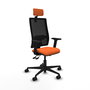 Silla de oficina Bormate con mecanismo Asincro tapizada con Tela color Naranja y malla color Negro. Equipada con lumbar 1D, Brazos 2D, Cabecero 2D y Ruedas 65mm nailon