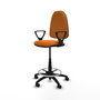 Taburete Aýna con mecanismo Contacto permanente básico tapizada con Similpiel color Naranja. Equipado con Base poliamida negra, Brazos fijos y Ruedas de nailon 50 mm