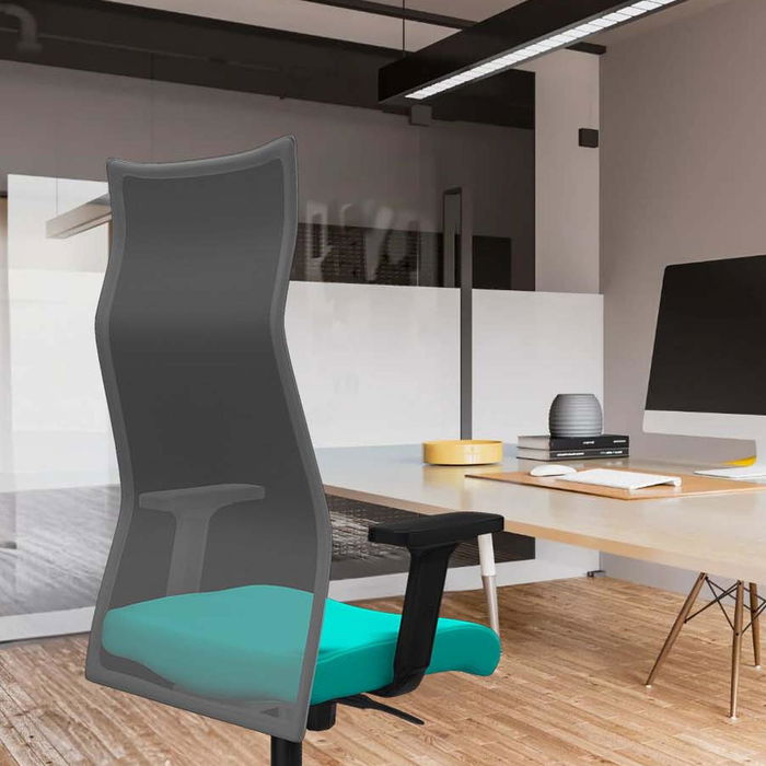 Sillón Albacete con mecanismo Sincro tapizada con Similpiel color Rosa y malla color Blanco. Equipado con Base nailon negra, Brazos 2D y Ruedas 65mm nailon