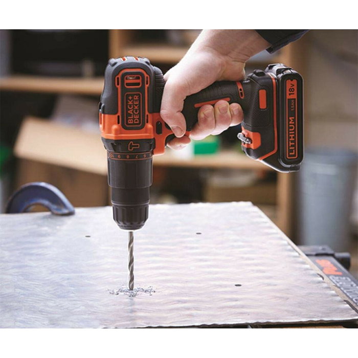 Black+Decker Kit de taladro percutor 18 V con 2 baterías de 1,5 Ah y 80 accesorios